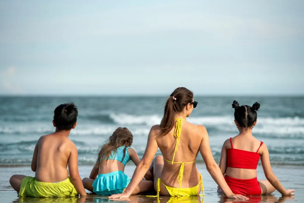 Find the best kid-friendly restaurants for family fun in Fort Lauderdale.